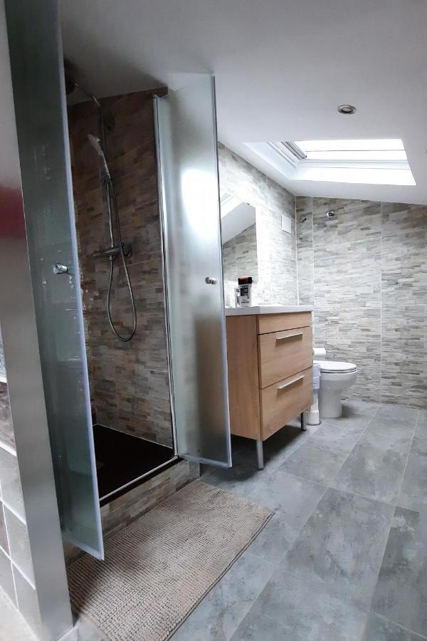 Habitación con cama grande y balcón