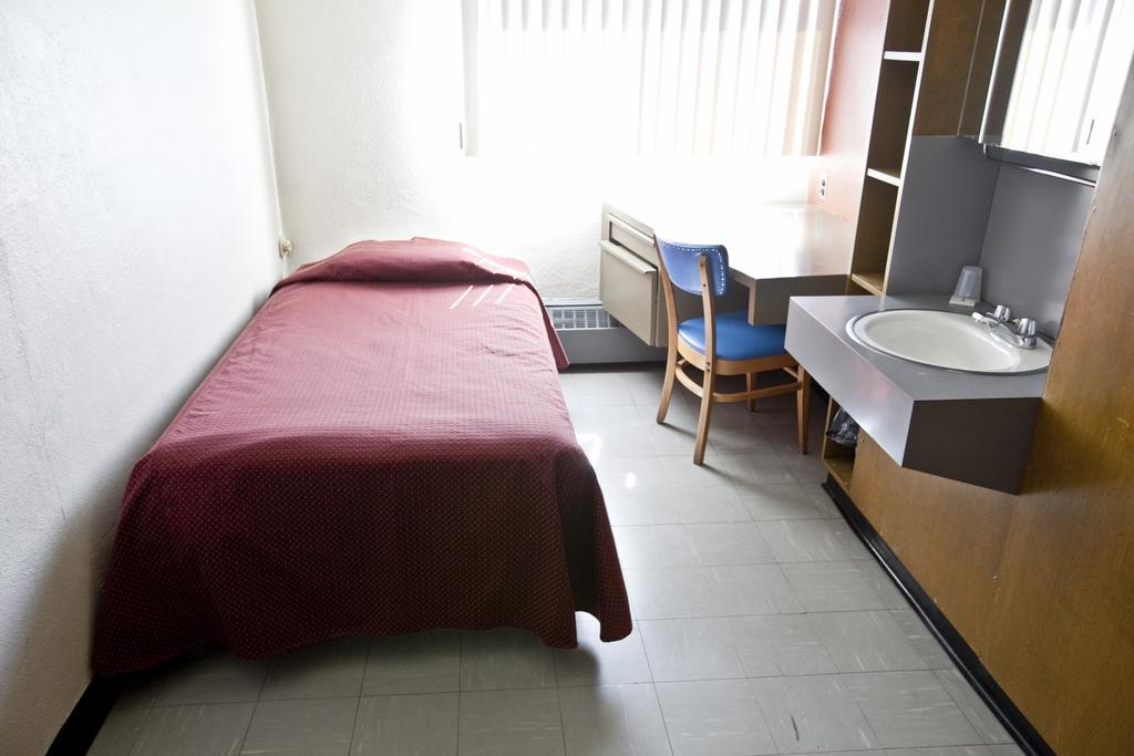 Chambre Simple avec Toilettes et Douche Communes