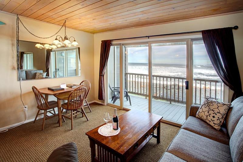 Queen Studio Ocean Front - Pet Friendly,1304536744:JPEG