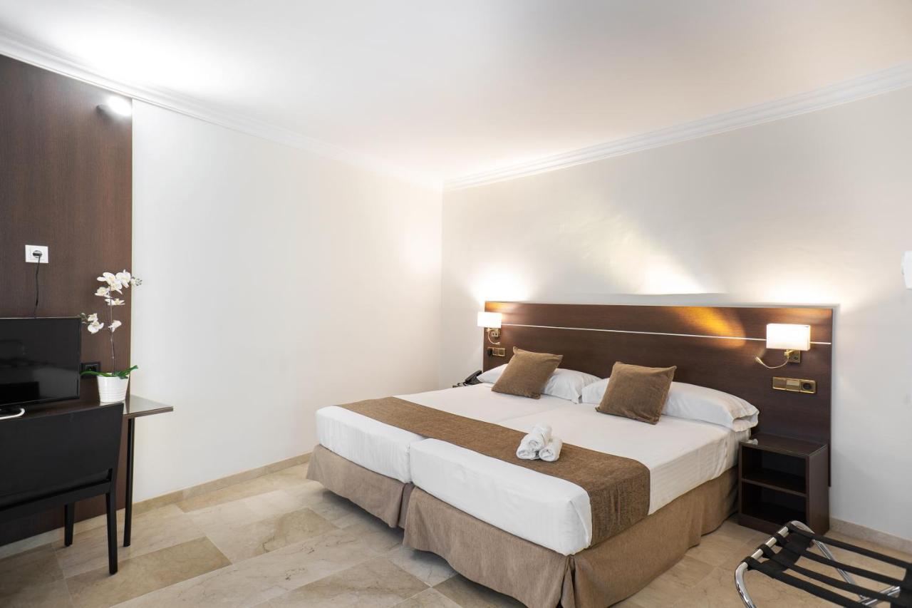 Twin Room with Extra Bed,1306987411:JPEG