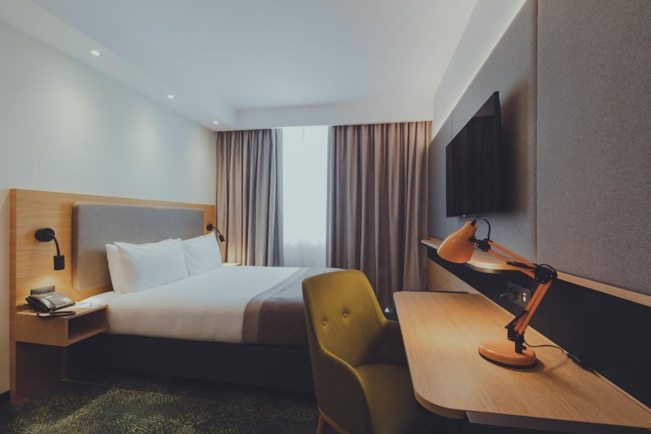 Standard Zimmer mit Queensize-Bett und Stadtblick