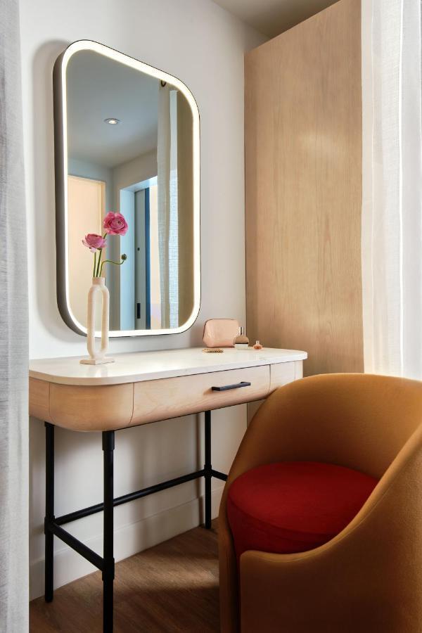 Quarto Sky Chamber com 2 camas de casal e vista da cidade - Acessível para pessoas com mobilidade reduzida