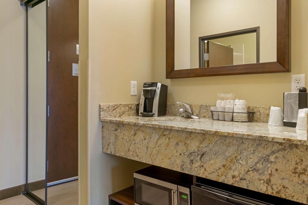 Suite with Sofa Bed and Balcony - Mobility Accessible
