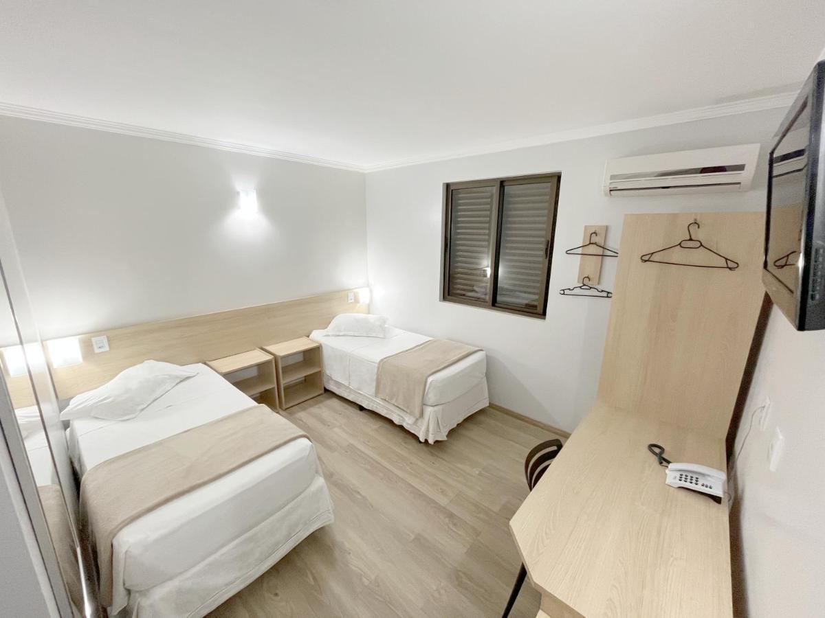 Quarto com 2 Camas de Solteiro