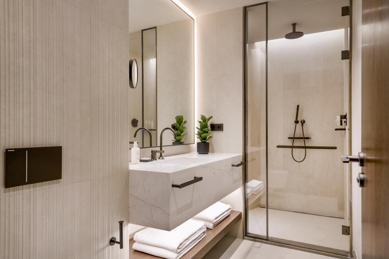 Deluxe King Room with City View and Balcony