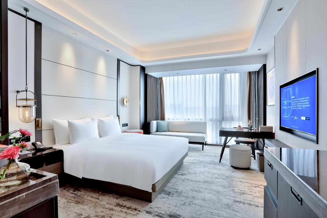 Queen Room,1332159626:JPEG