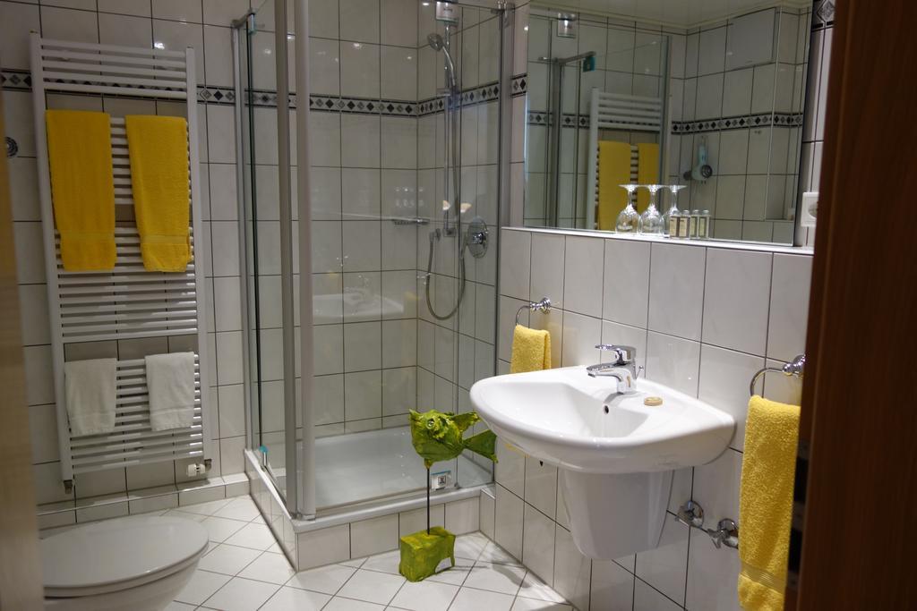 Doppelzimmer mit Straßenblick