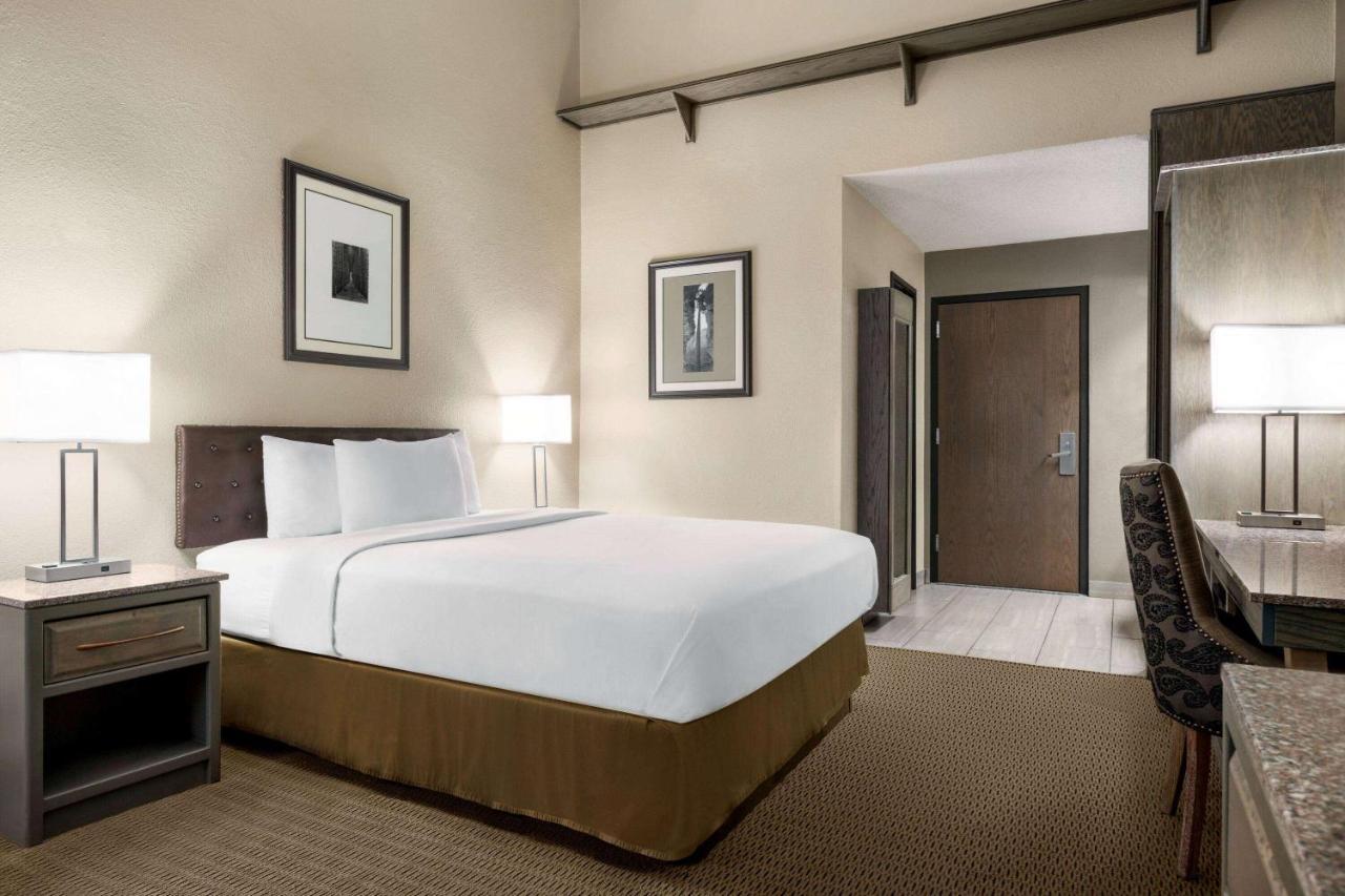 Deluxe King Room - Non-Smoking