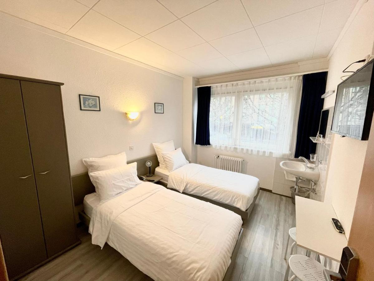 Tweepersoonskamer met 2 Aparte Bedden en Gedeelde Badkamer