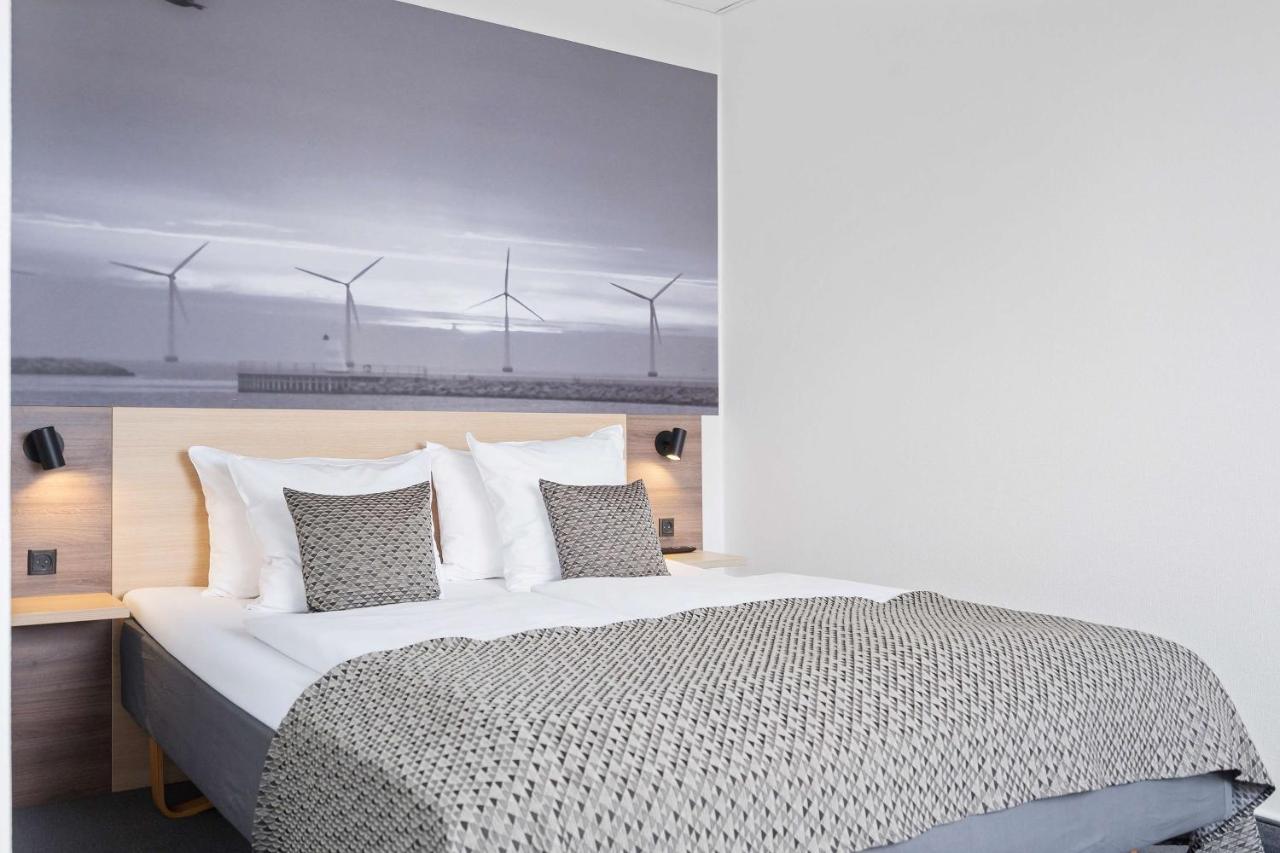 Deluxe Room with One Queen and One Single Bed,1709518189:JPEG
