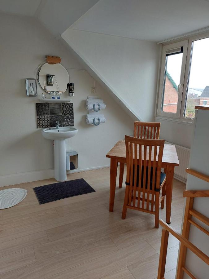 Tweepersoonskamer met 2 Aparte Bedden en Badkamer