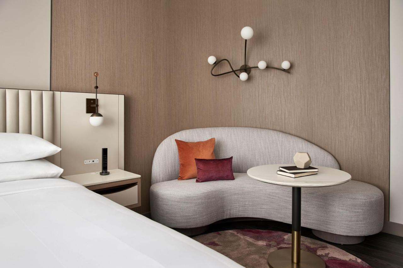 Guest Room, 1 King, City View