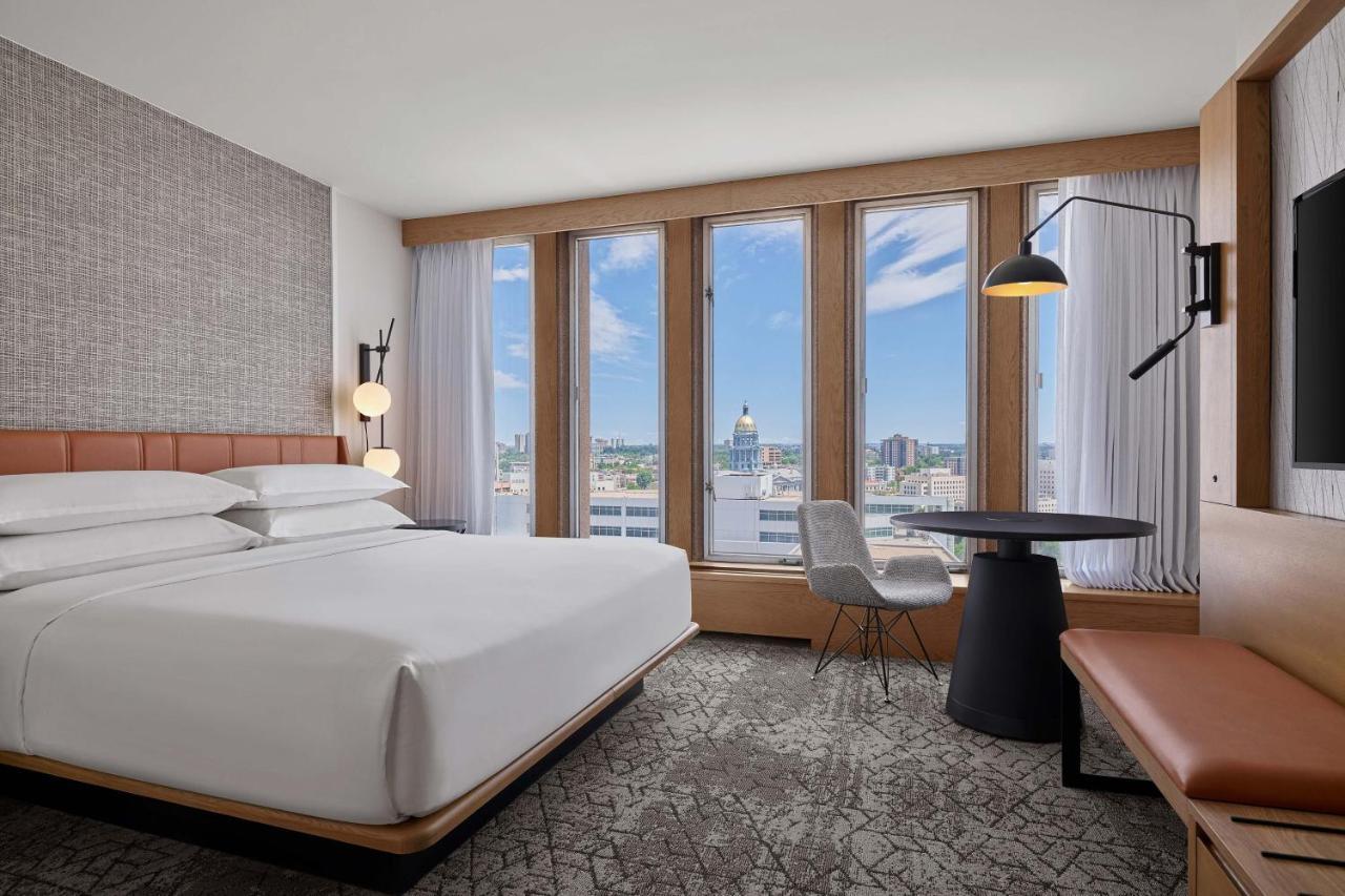 Deluxe King Room with City View