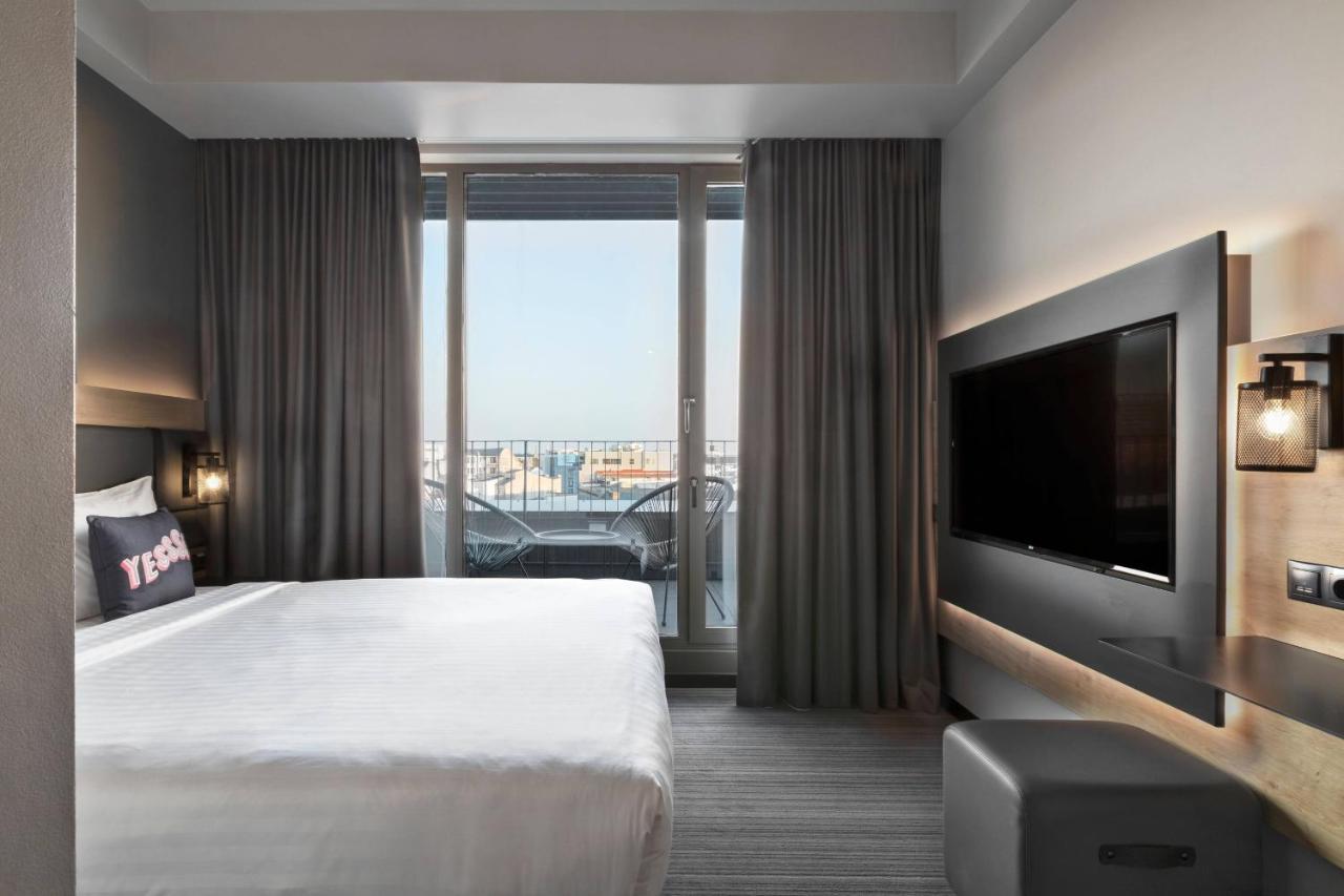Superior Queen Room with Balcony and Street View