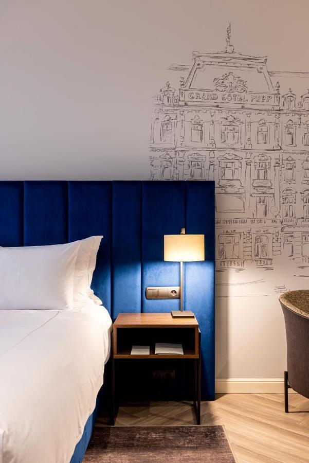 Modernes Zimmer mit Waldblick und Zugang zum Wellnessbereich – Parkseite