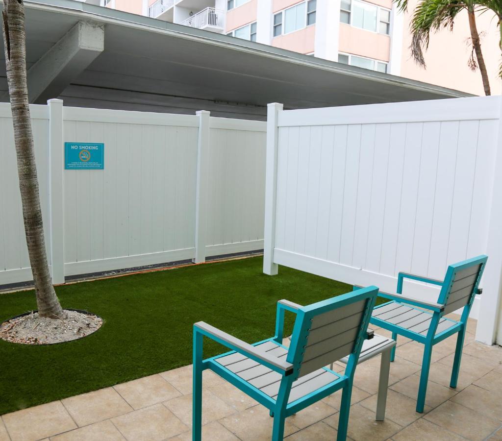 King Room with Patio - Non-Smoking