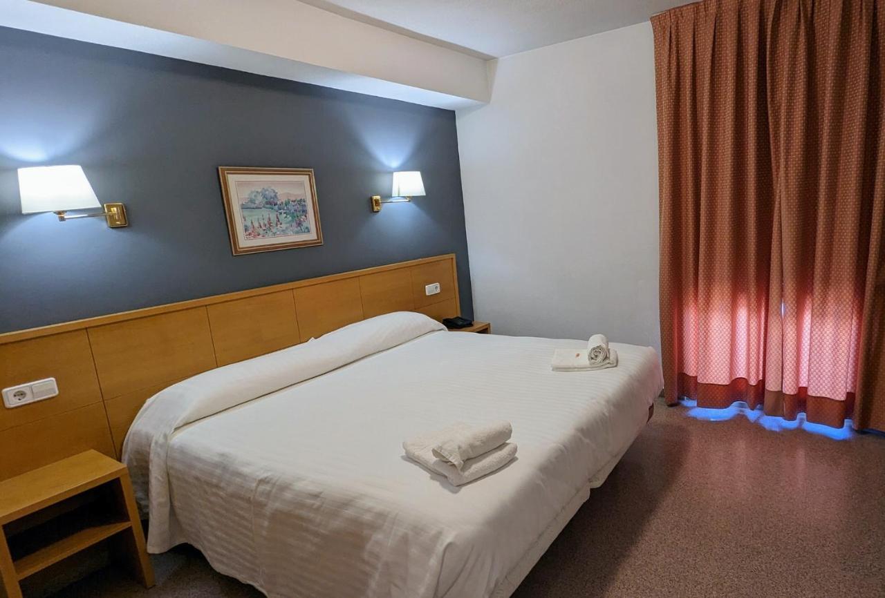 Zimmer mit Kingsize-Bett und Balkon