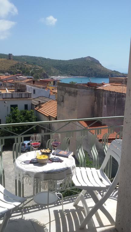 Camera Matrimoniale con Balcone e Vista Mare