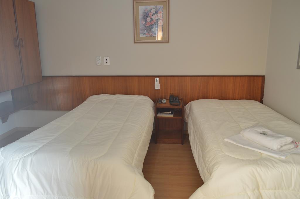 Quarto Duplo com Cama de Casal ou 2 de Solteiro e Banheiro Externo Compartilhado