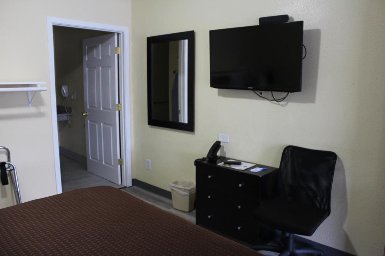 Queen Room - Accessible/Non Smoking