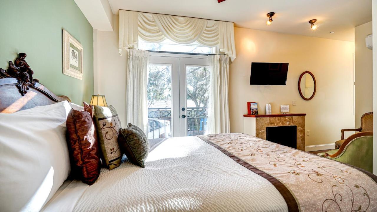 Deluxe Queen Suite