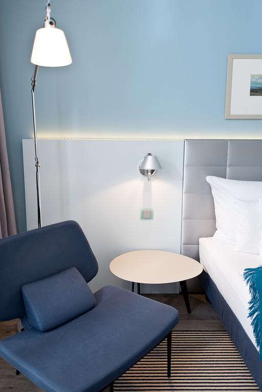 Doppelzimmer mit Balkon und seitlichem Meerblick