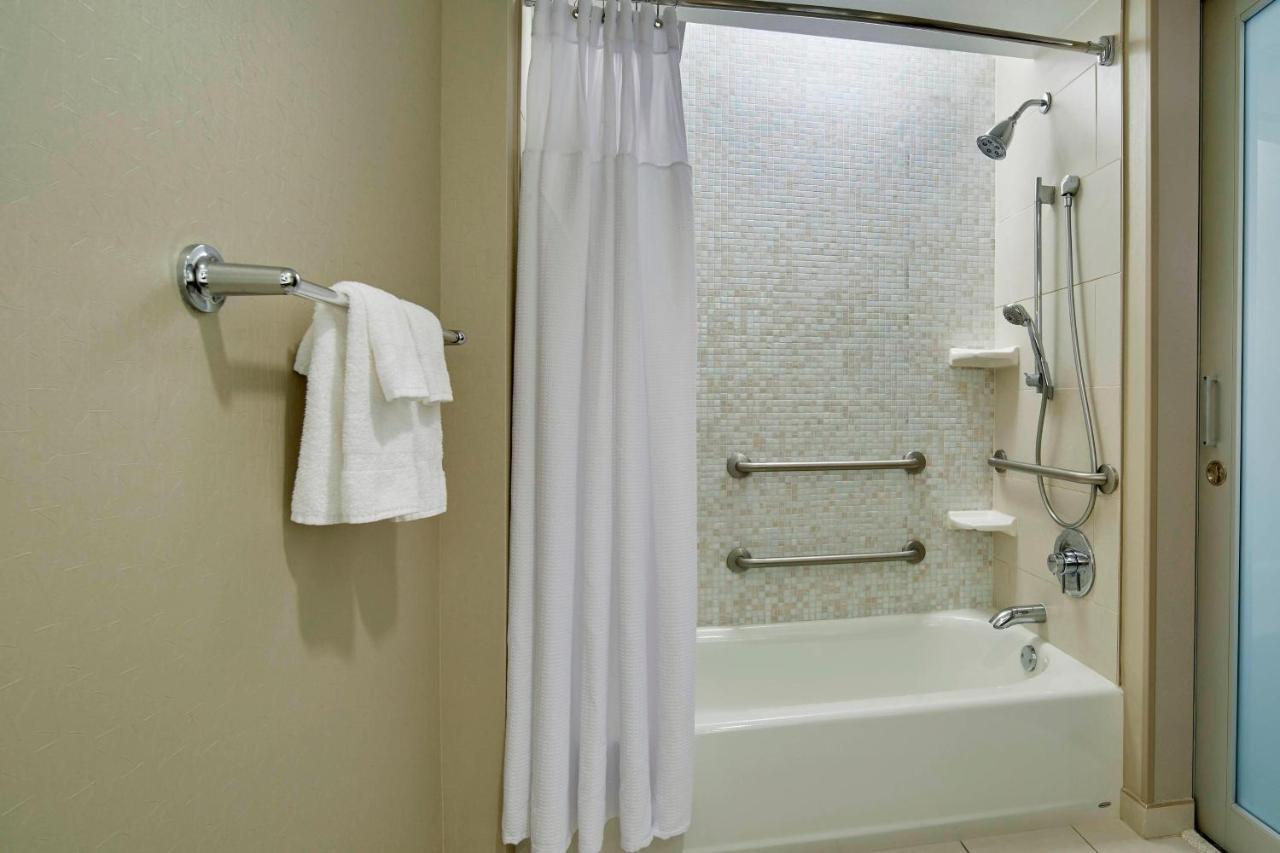 King Suite with Trundle Bed and Adapted Tub - Mobility Accessible,1350141877:JPEG