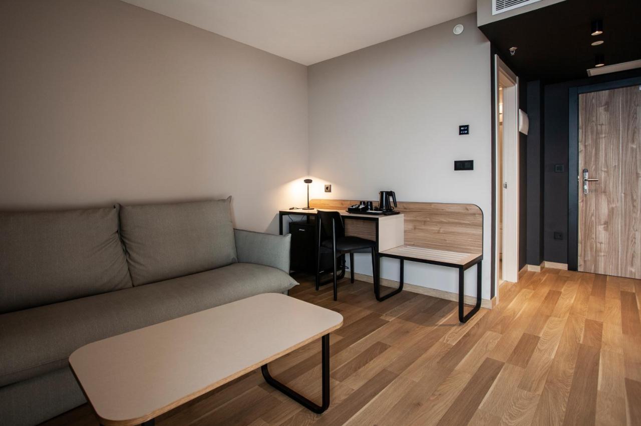 Deluxe Double Room (2 Adults + 1 Child),1259408878:JPEG