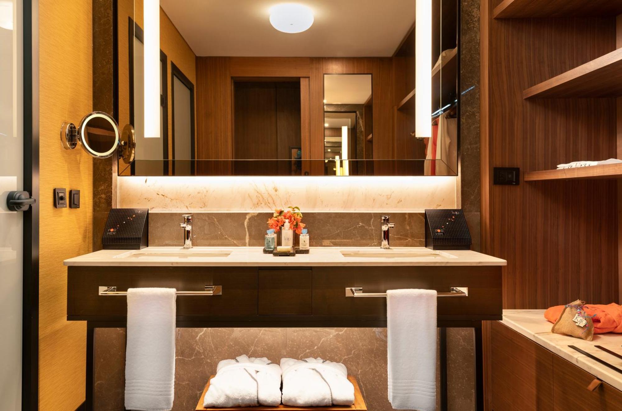 FAMILIEHOEKSUITE MET TERRAS EN UITZICHT OP ZEE