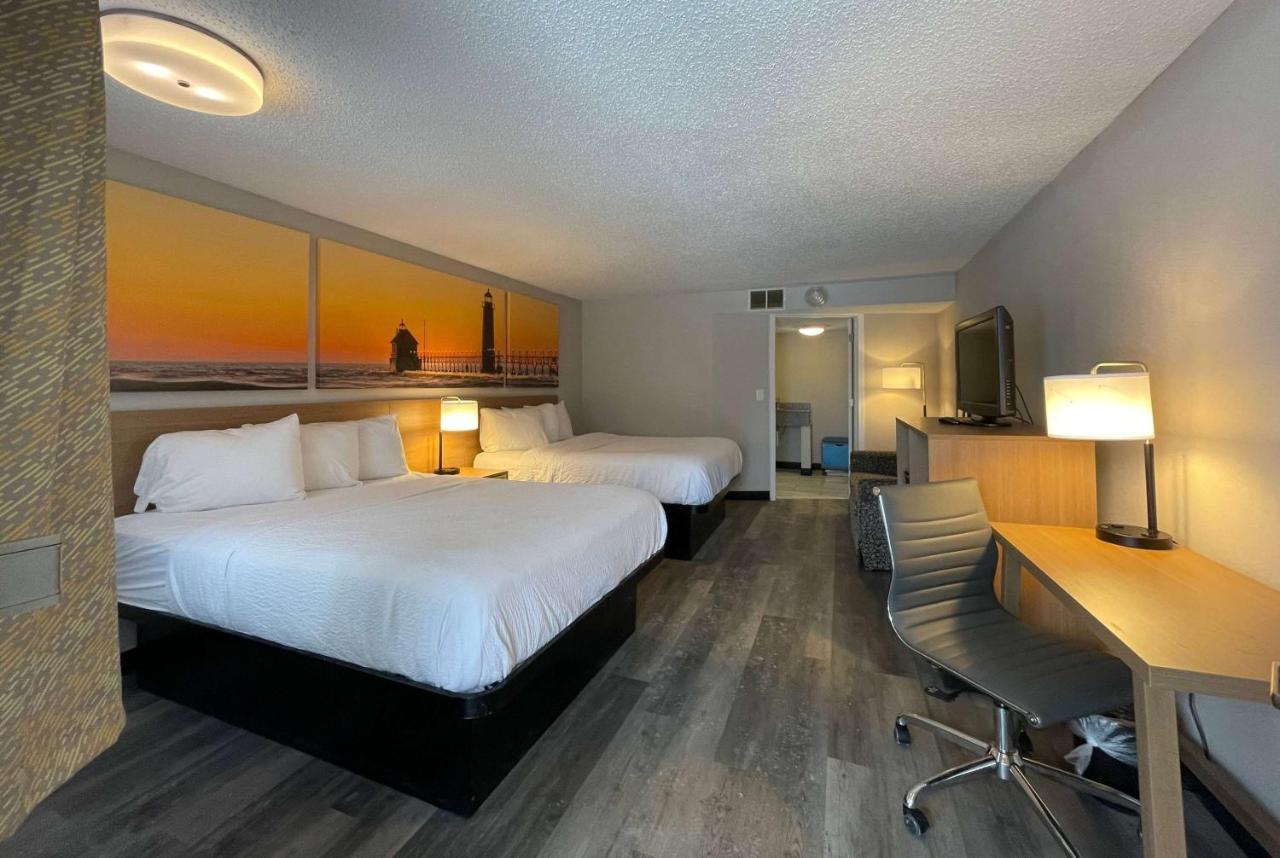 2 Queen Beds, Mobility Accessible Room, Bathtub w/grab bars, NS