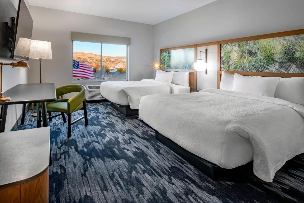 Queen Room with Two Queen Beds and Lake View