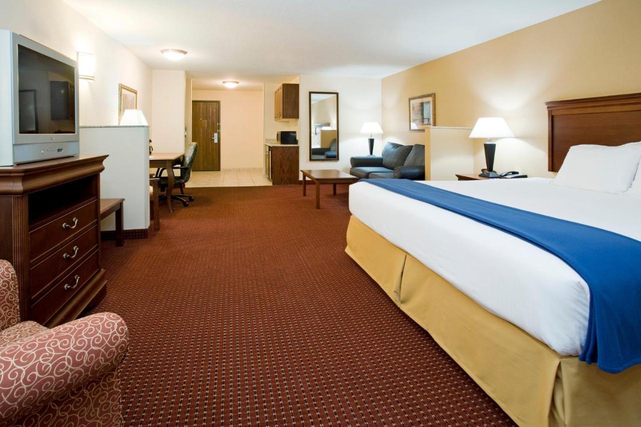 King Suite with Sofa Bed - Hearing Accessible