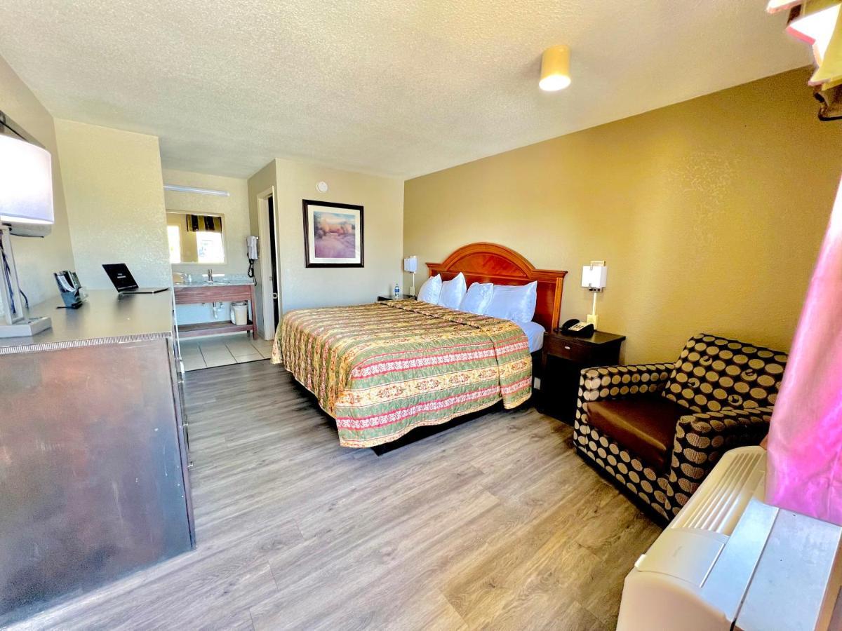 King Room - Accessible/Smoking