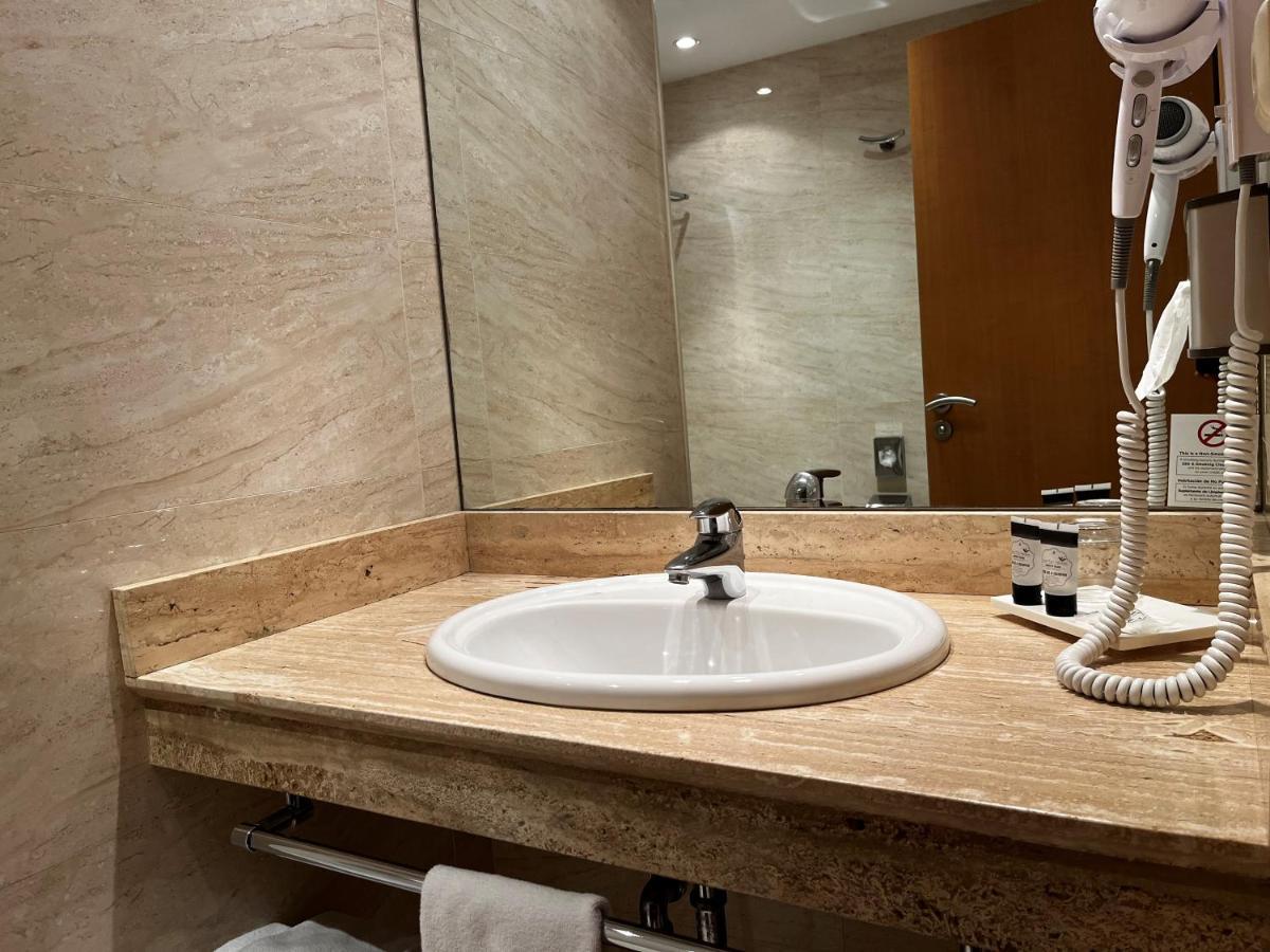 Habitación estándar con cama grande y sofá cama individual - Desayuno gratuito