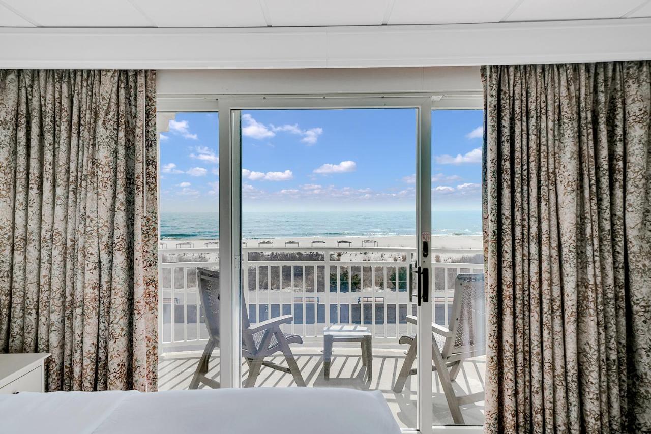 Deluxe Queen Suite with Kitchenette and Ocean View