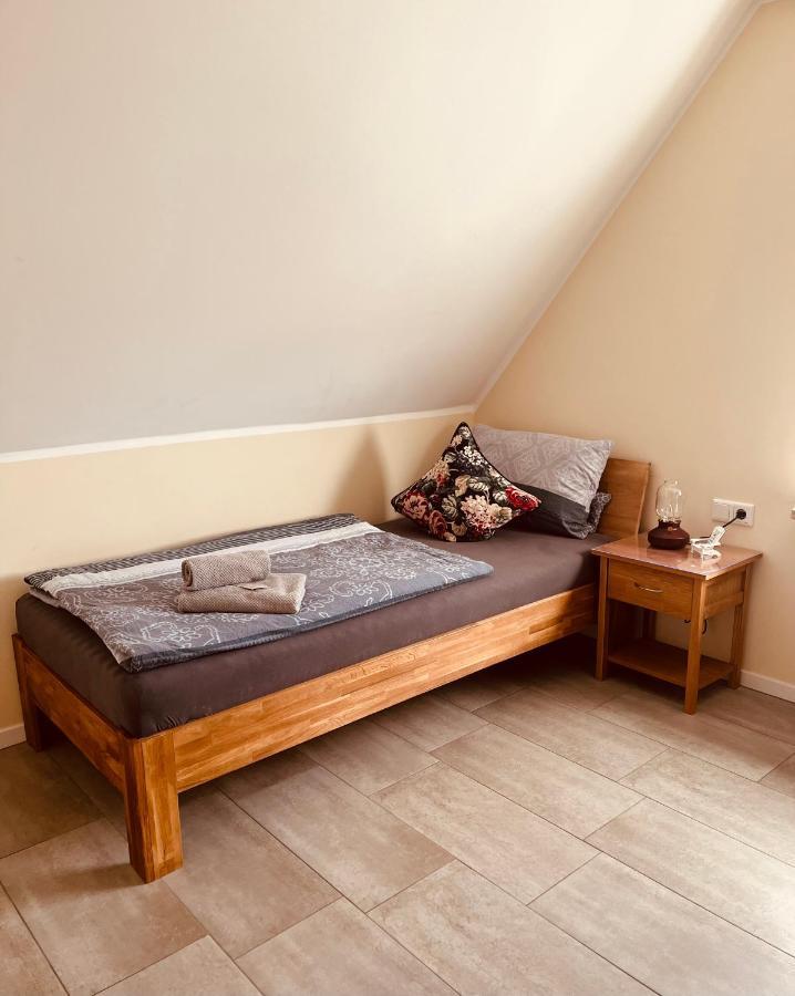 Single Room,1385774921:JPEG