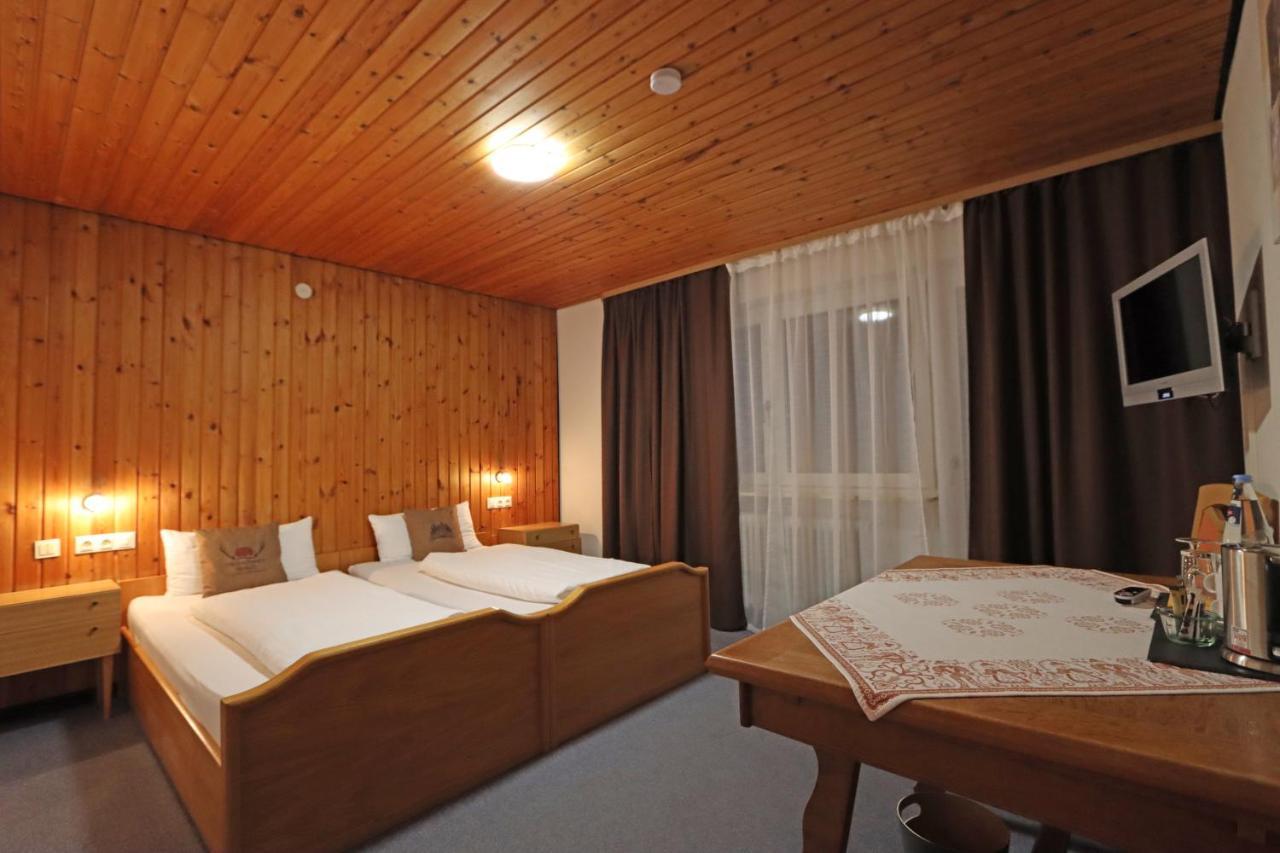 Zimmer mit Kingsize-Bett und Balkon