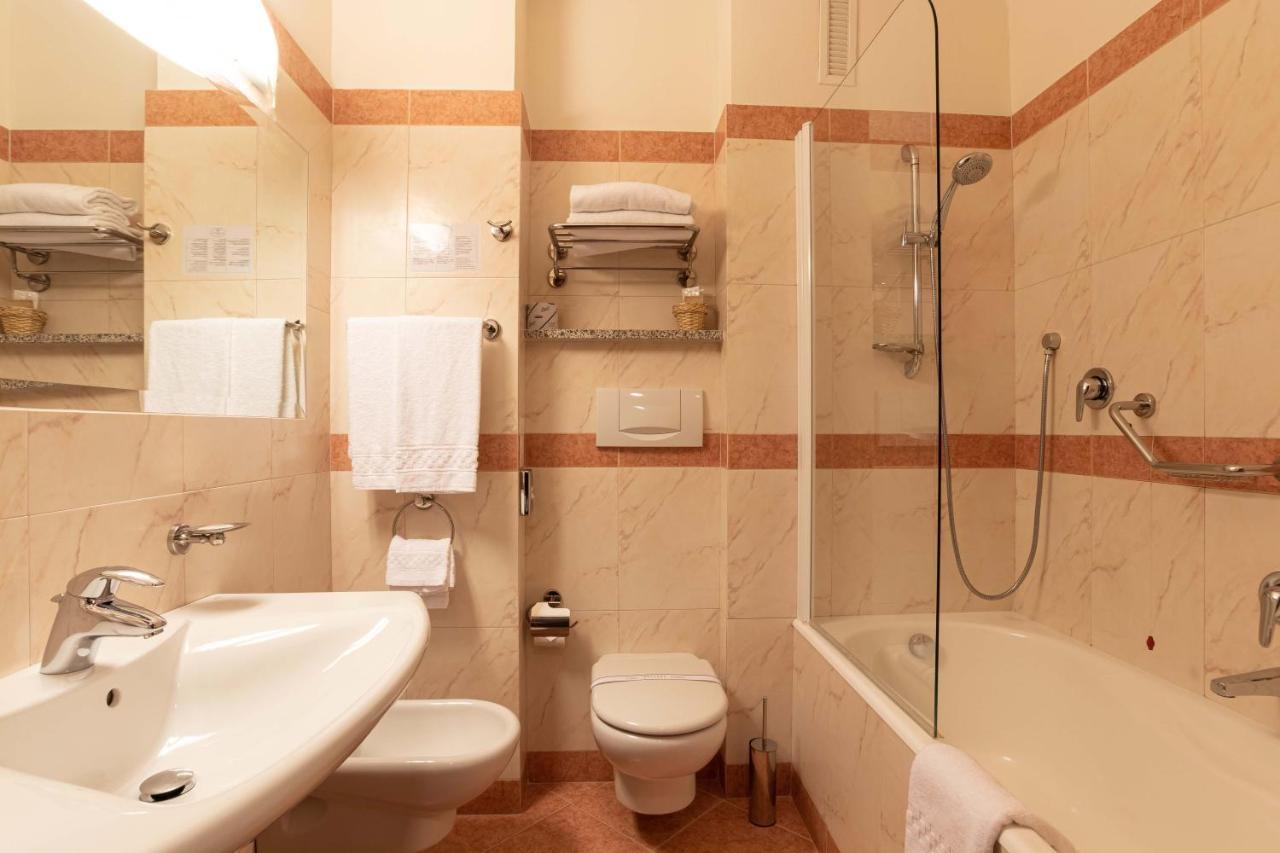 Habitación Superior con cama grande y acceso a la piscina