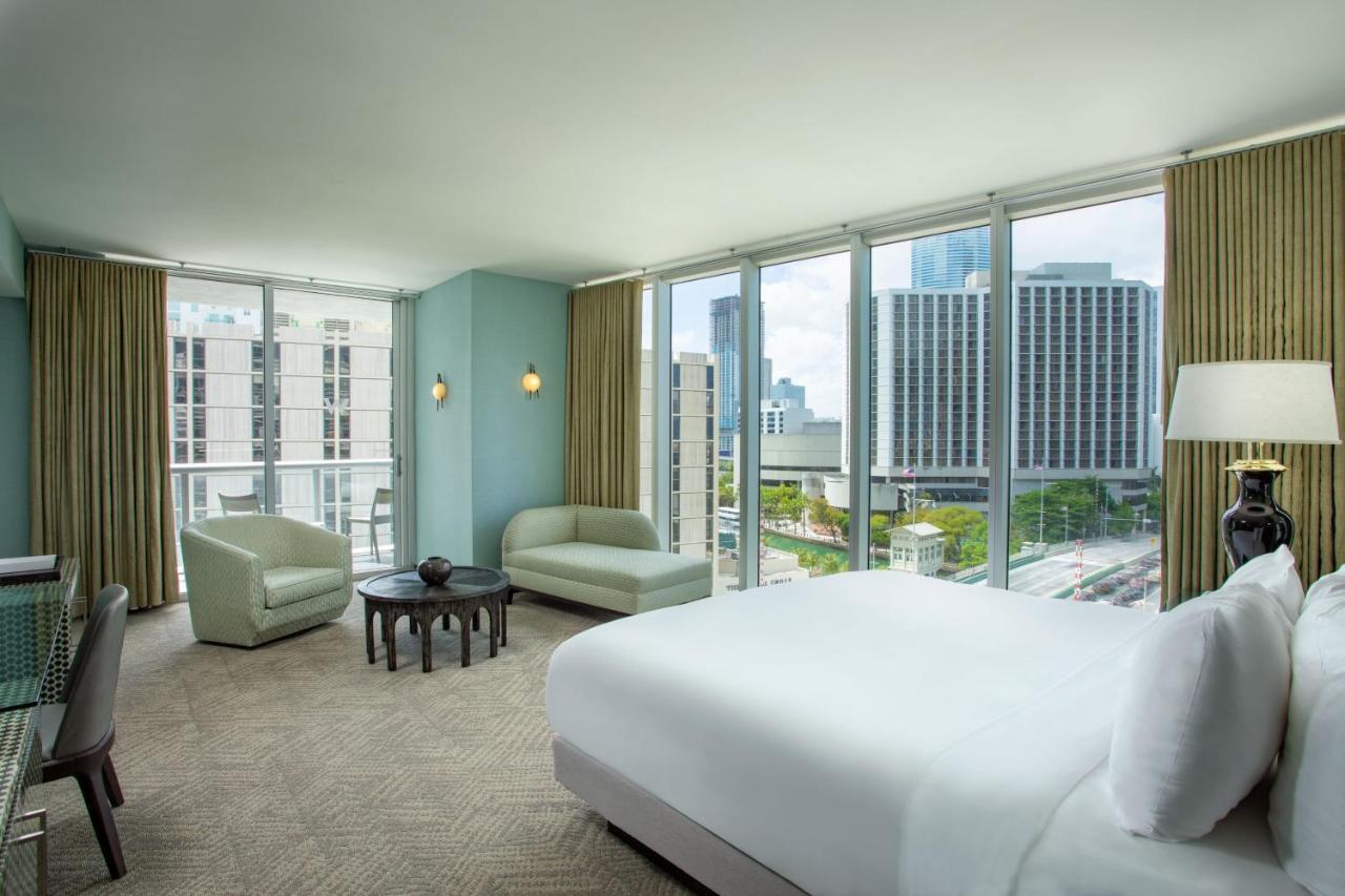 Premier King Studio Suite with Balcony - Corner