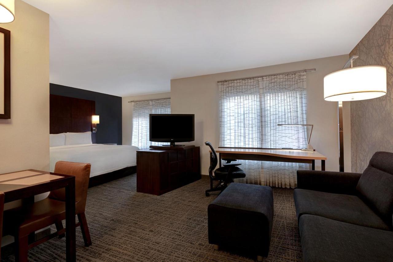 One-Bedroom King Corner Suite with Mountain View