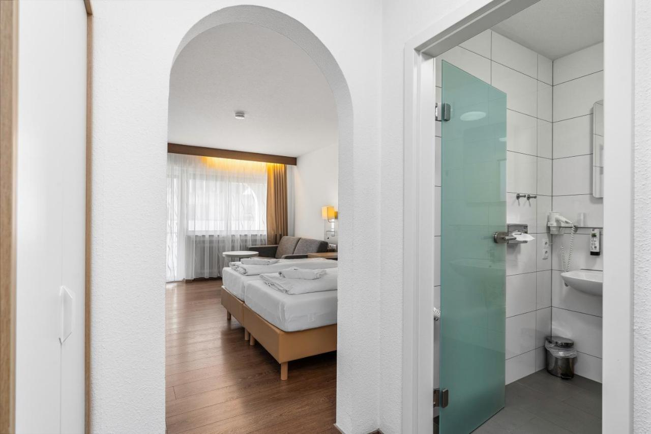 Doppel-/Zweibettzimmer mit Balkon