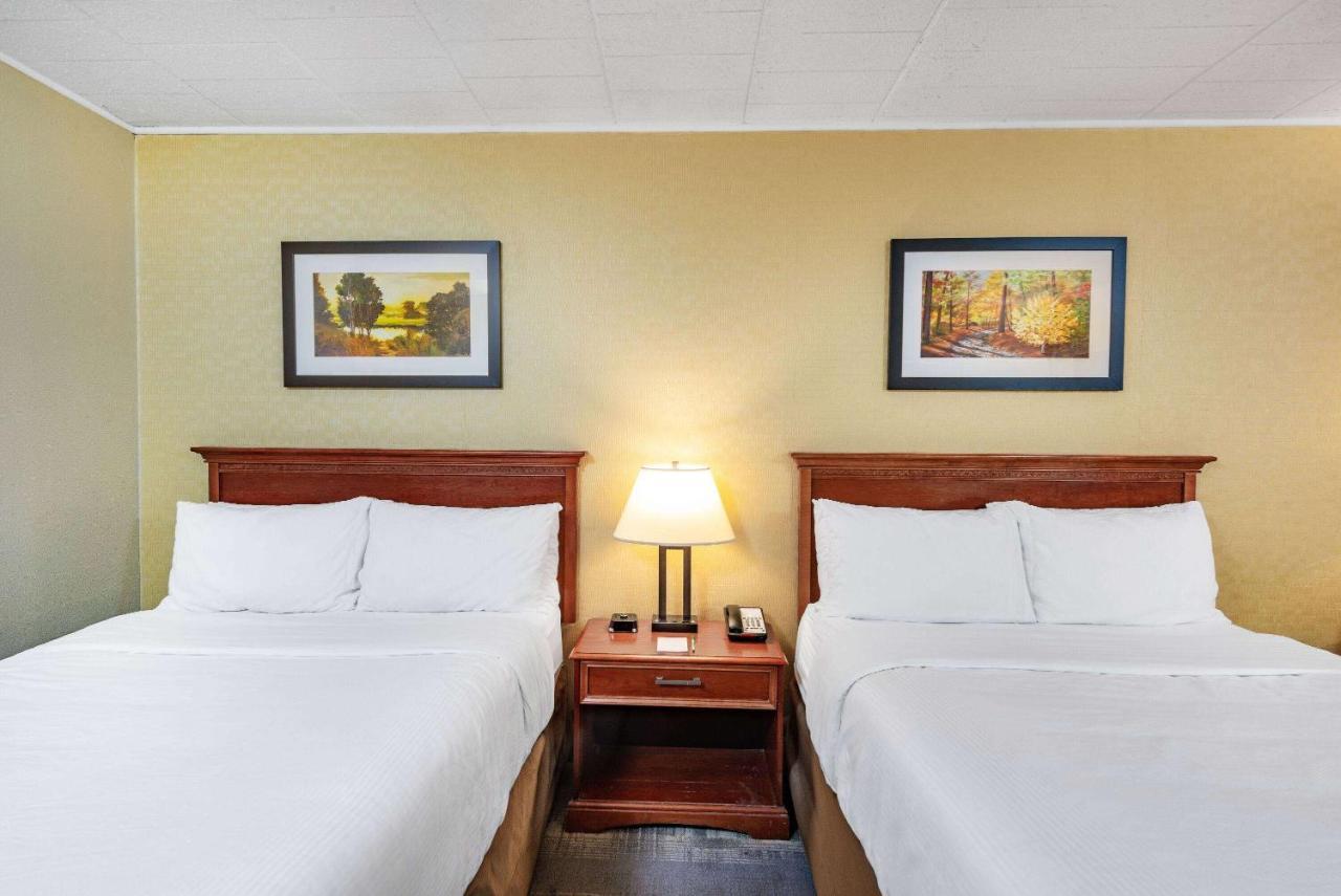 Queen Room Two Queen Beds Pet Friendly or Non-Smoking,1394919581:JPEG
