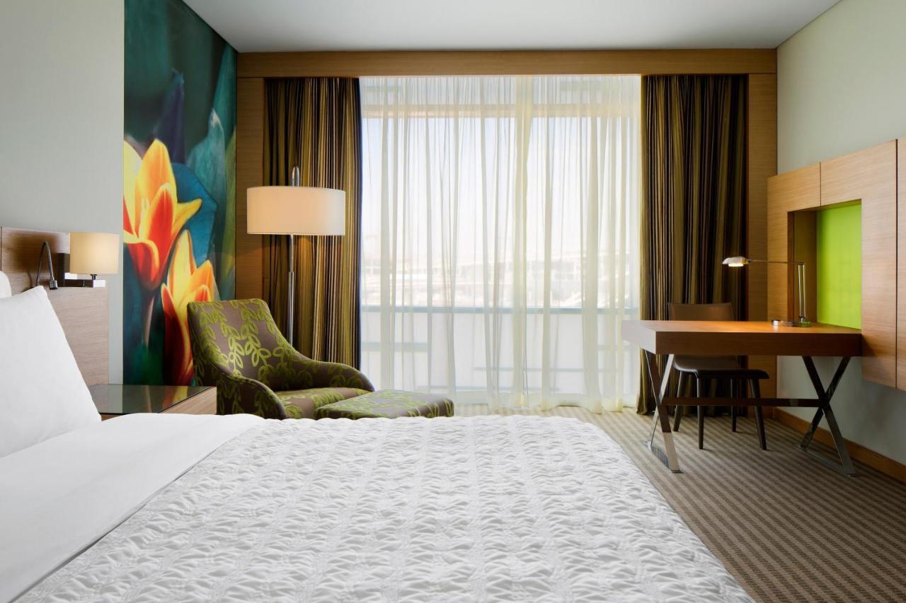 Quarto Deluxe com Cama King-size e Vista do Aeroporto