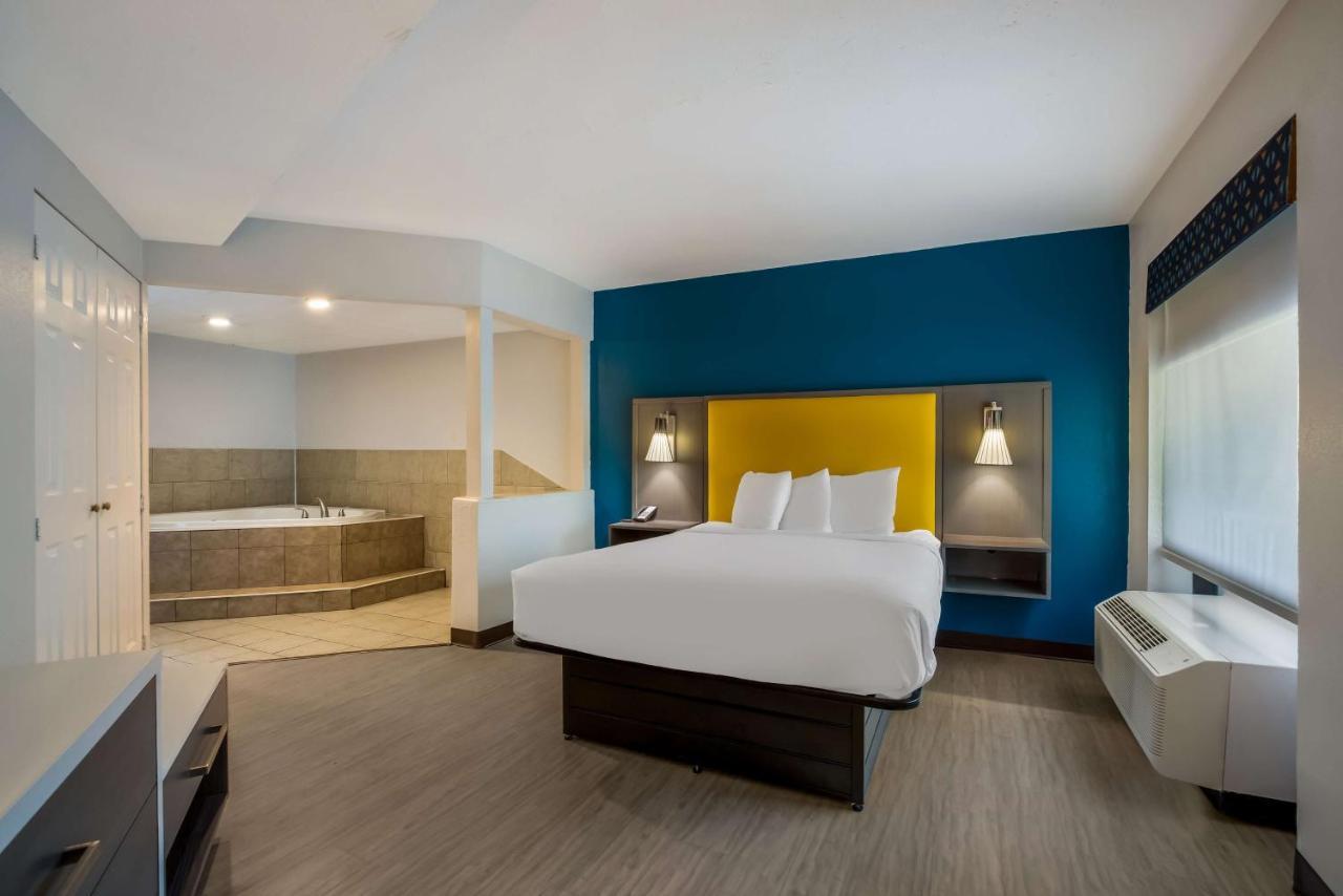 Queen Room with Spa Bath - Non-Smoking