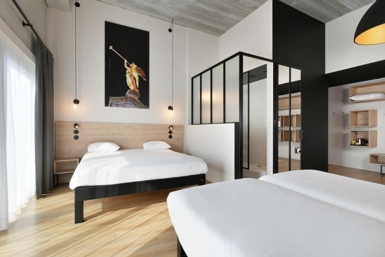 Chambre Standard avec 1 Lit Double et 2 Lits Simples