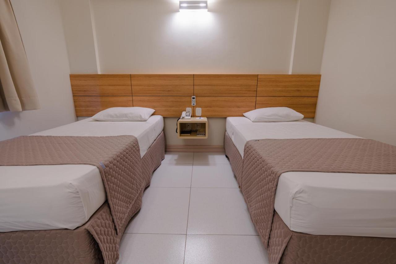 Quarto com 2 Camas de Solteiro
