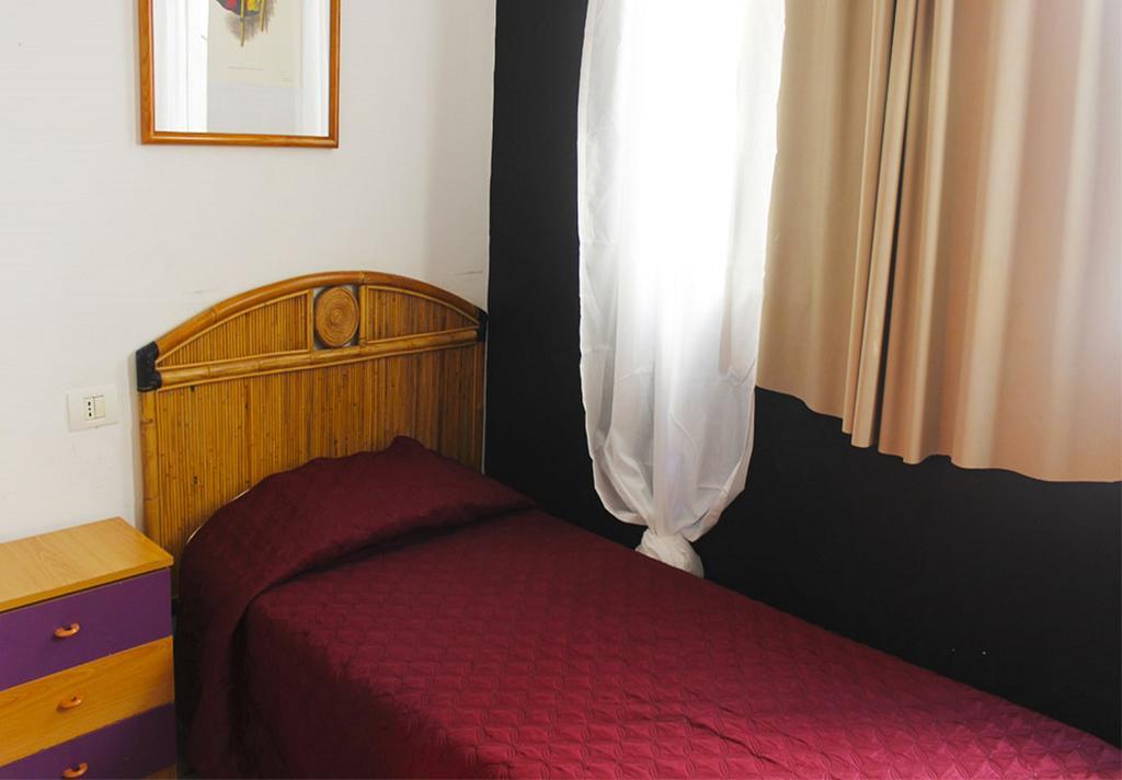 Einzelzimmer mit Gemeinschaftsbad (innen liegend)
