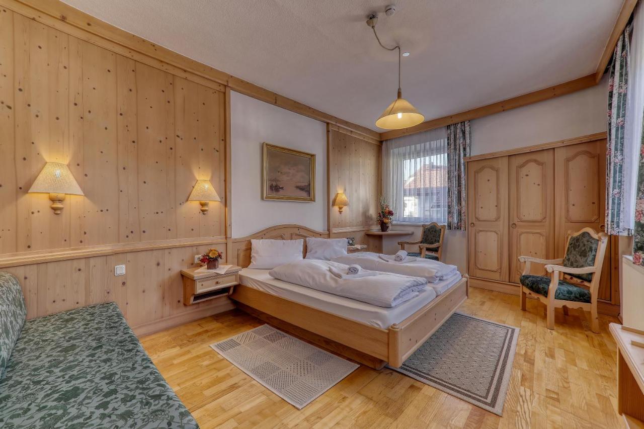 Doppel-/Zweibettzimmer mit Stadtblick