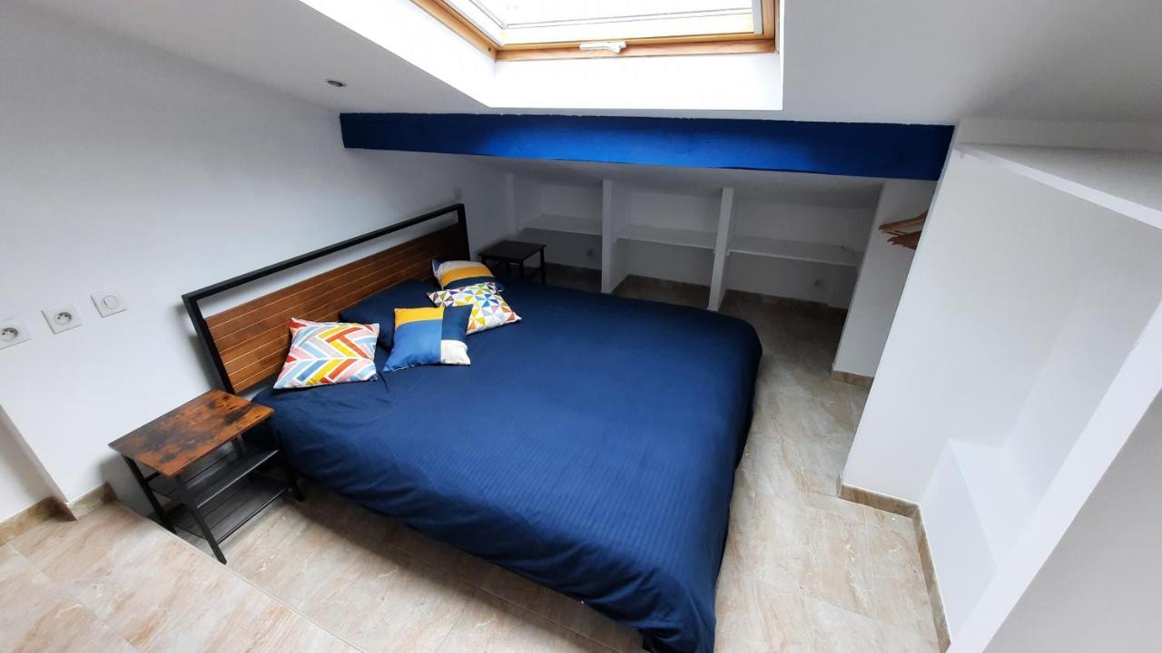 Habitación con cama grande