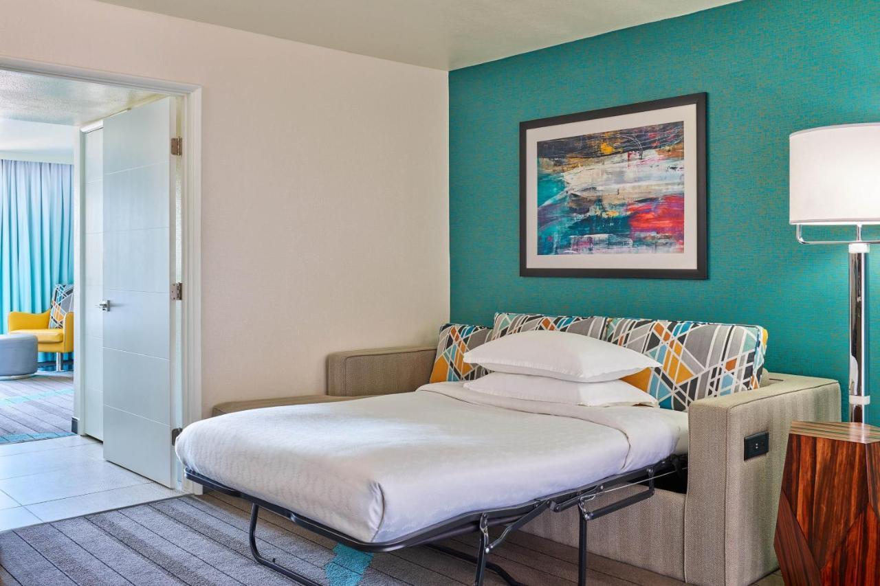 Club level, 1 Bedroom Suite, 1 King, Sofa bed, Balcony